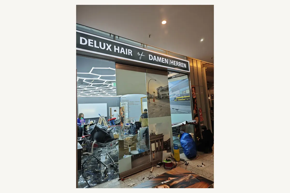 Delux Haar – Weitere Einblicke in Beschriftung und Gestaltung.
