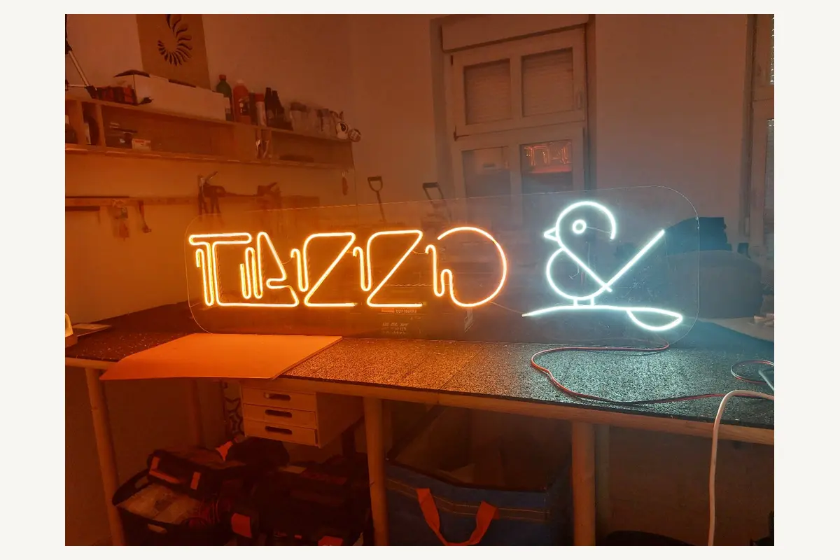 Tazzo · Neon – Weitere Einblicke in Beschriftung und Gestaltung.