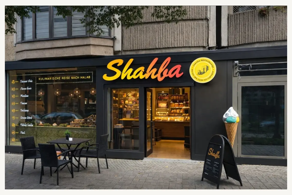 Shahba – Markenpräsentation: Fassade, Textil und Werbemittel.
