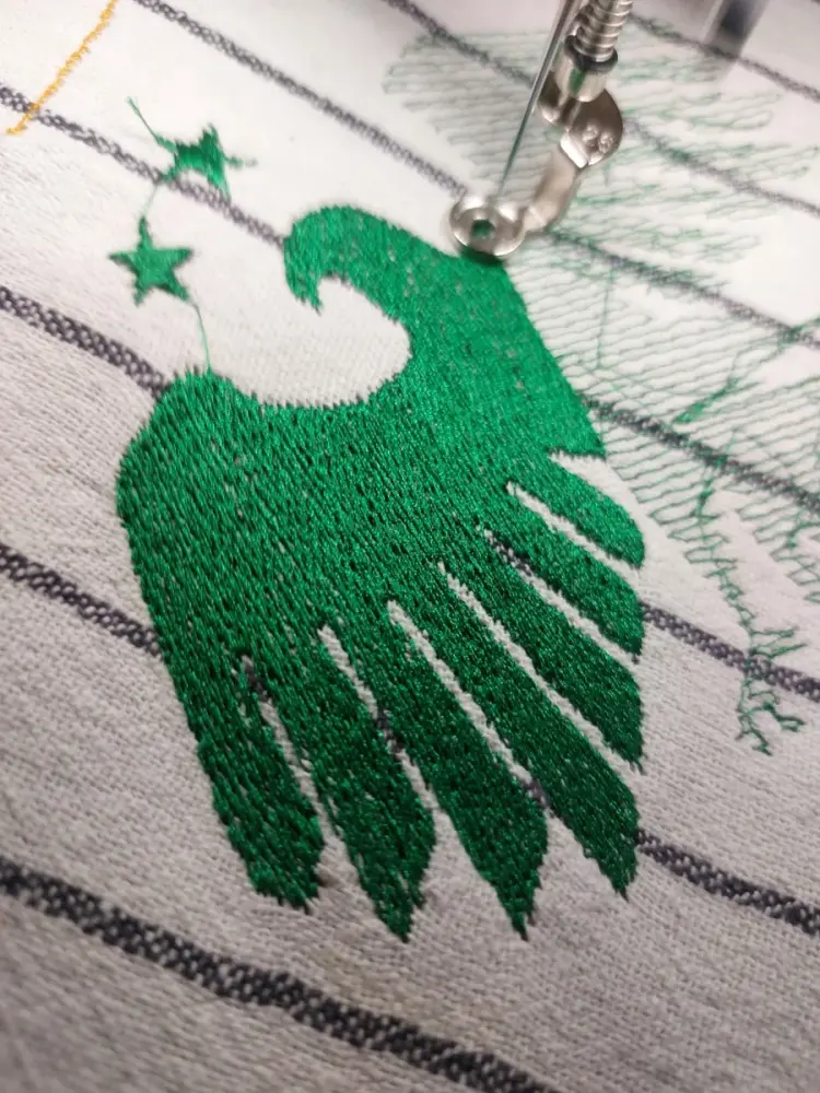 Stickerei · Detail – Nahaufnahme aus der Stickproduktion.