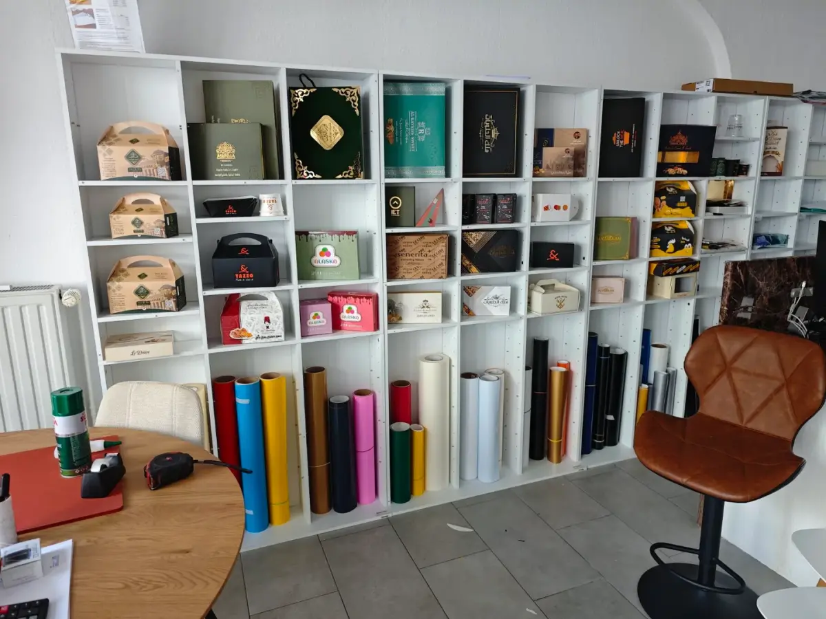 Material & Verpackung – Materialmuster, Folien und Verpackungsbeispiele.